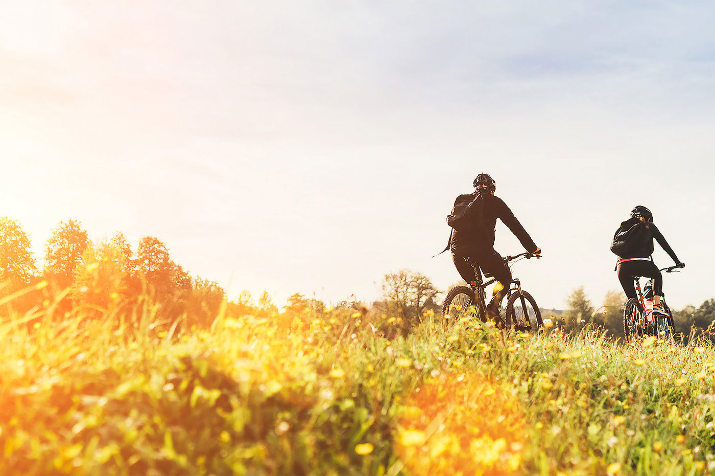 Radfahrer auf einer herbstlichen Wiese