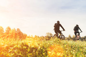 Radfahrer auf einer herbstlichen Wiese