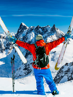 Mann am Berg mit Ski