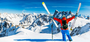 Mann am Berg mit Ski