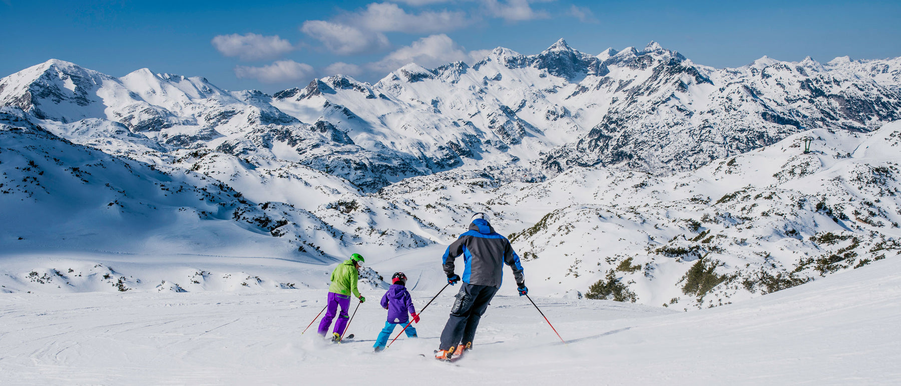 Familie am Berg beim Ski fahren