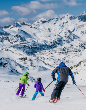 Familie am Berg beim Ski fahren